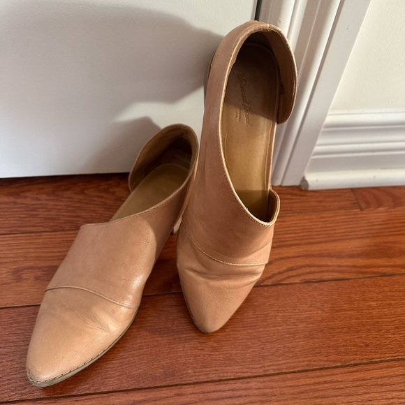Elegant Beige Leather Flats - Picture 3 of 5